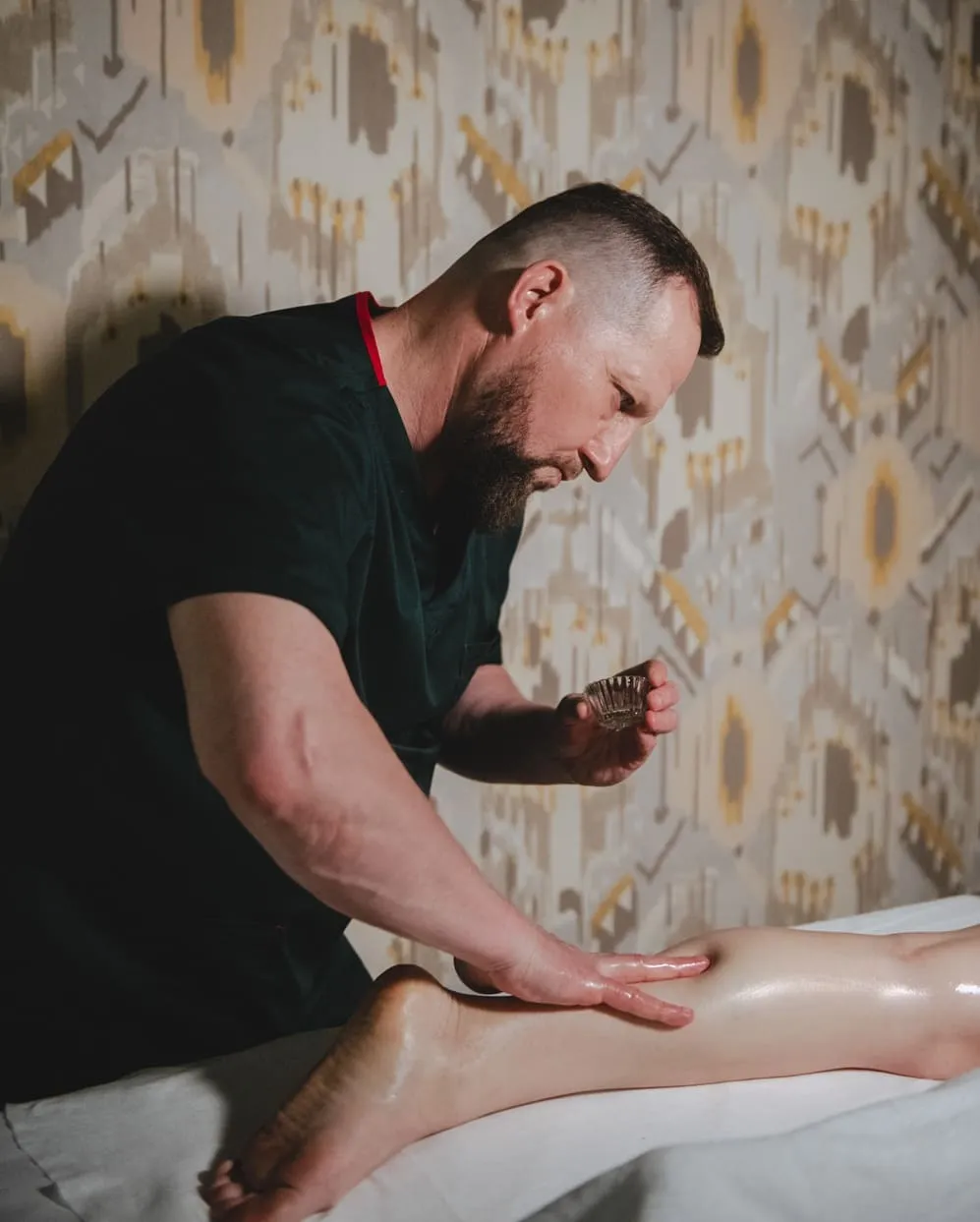 Как лимфодренажный массаж убирает отеки и усталость? Спа-терапевт Ampermy — в статье журнала «Красота и здоровье»