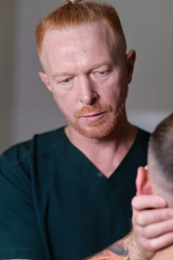 Врач-остеопат Ampermy рассказал читателям Life.ru о том, как гаджеты портят осанку поколения Z