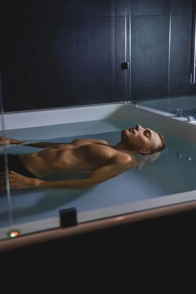 Как флоатинг помогает достичь внутреннего единства? — комментарии эксперта Ampermy для Йога Журнала